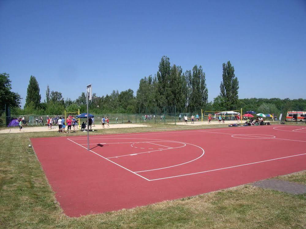 Euroville Jugend- Und Sporthotel Naumbourg Extérieur photo